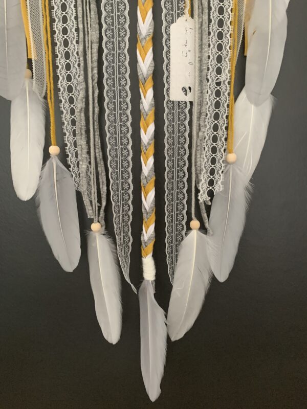 Attrape rêves prénom jaune moutarde, gris et blanc – Image 3