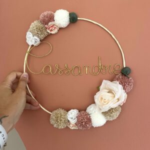 Couronne de fleurs artificielles et pompons vieux rose