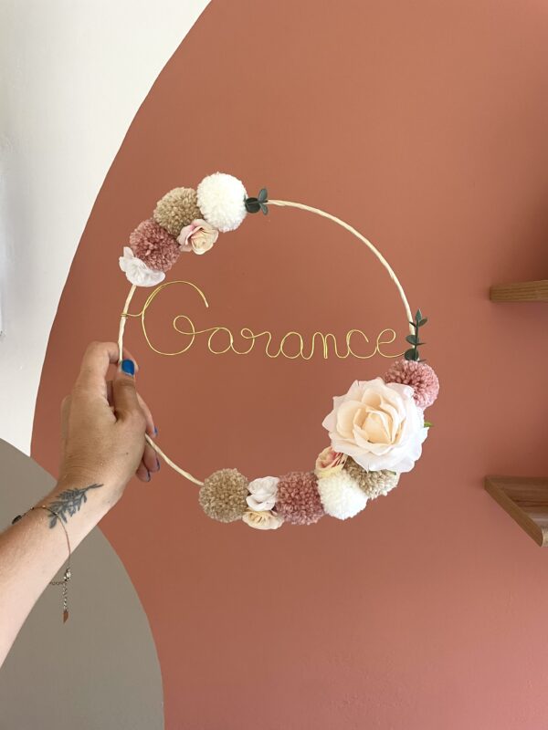 Couronne de fleurs artificielles et pompons vieux rose – Image 2