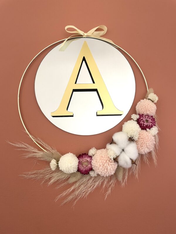 Couronne de fleurs séchées miroir et initial – Image 6