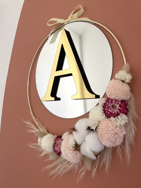 Couronne de fleurs séchées miroir et initial – Image 3