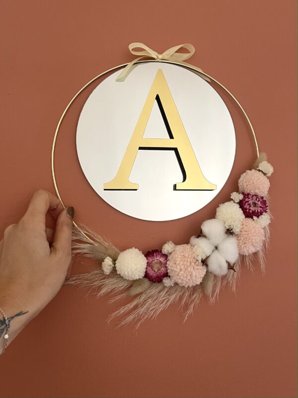Couronne de fleurs séchées miroir et initial – Image 5