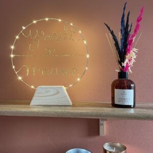 Couronne lumineuse sur socle