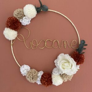 Couronne de fleurs artificielles et pompons terracotta