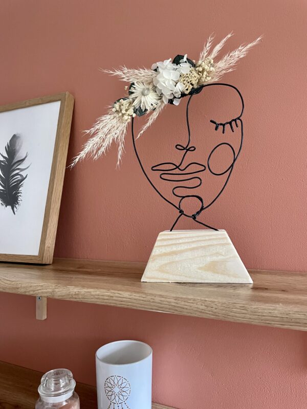 Visage abstrait sur socle – Image 5