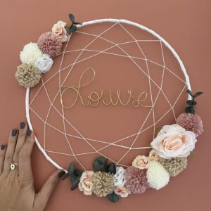 Grande couronne de fleurs artificielles et pompon