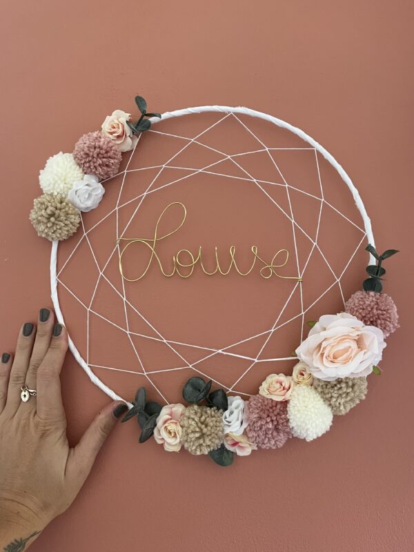 Grande couronne de fleurs artificielles et pompon