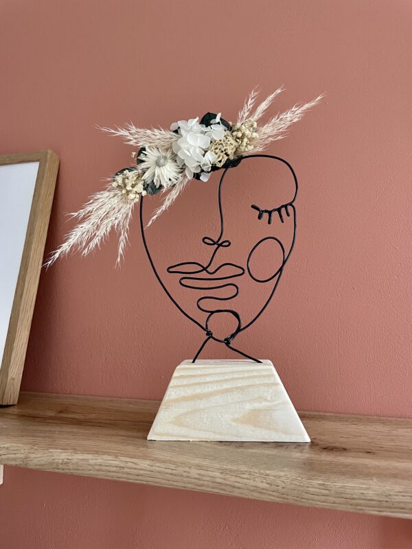 Visage abstrait sur socle – Image 4