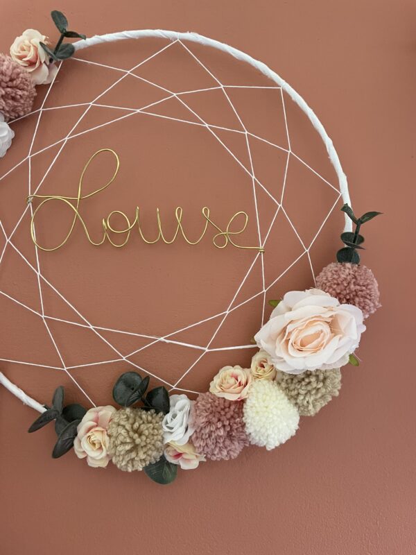 Grande couronne de fleurs artificielles et pompon – Image 2
