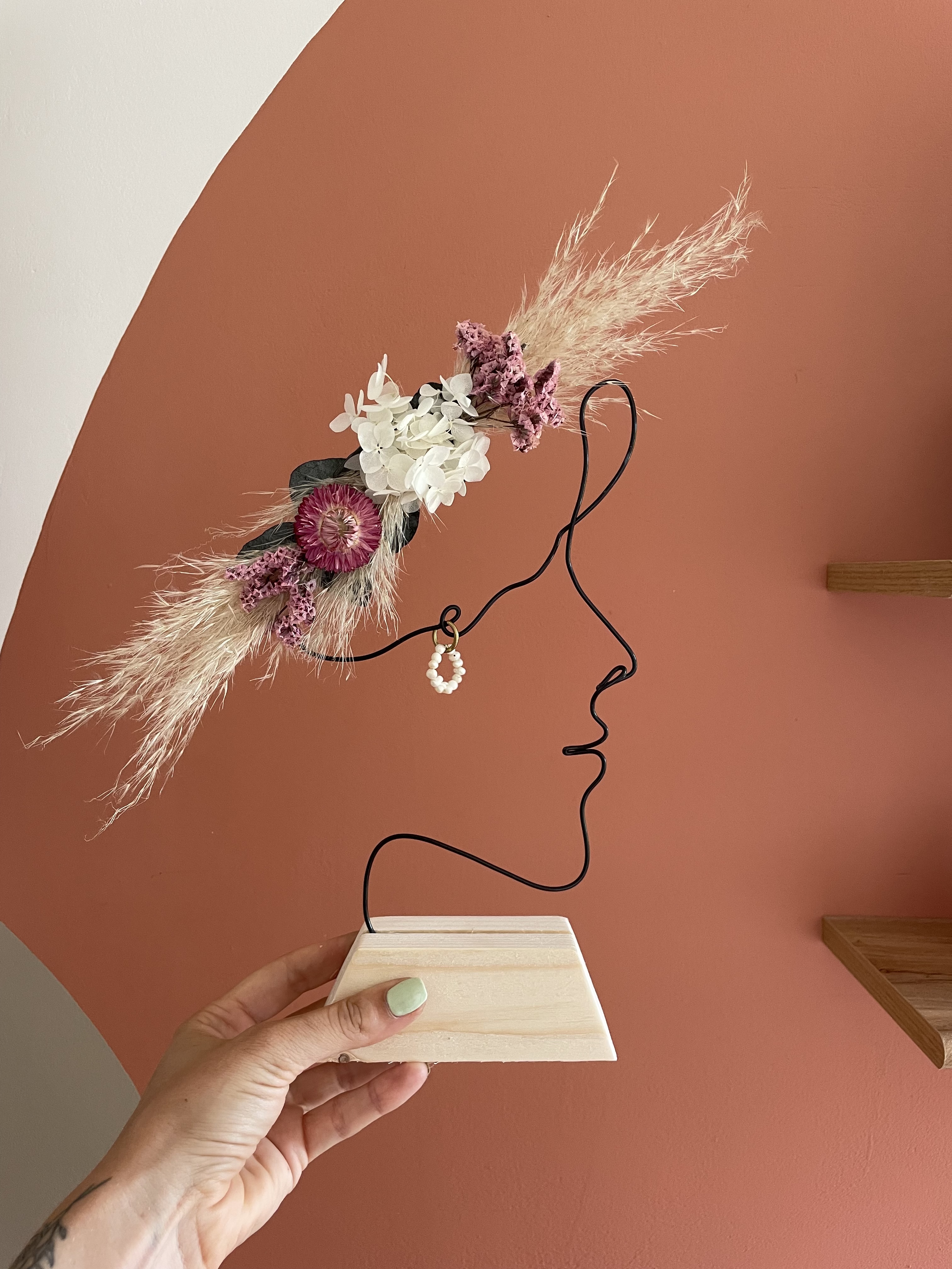 Visage abstrait de profil sur socle