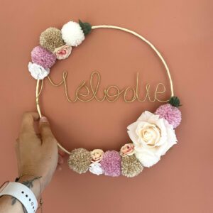 Couronne de fleurs artificielles et pompons rose bonbon