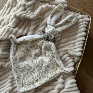 Doudou lapin collerette personnalisé
